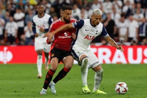 多米APP下载-菲尼克斯太阳防线松动备战欧冠武汉三镇主帅复盘备战欧超杯，这一次真的斯图加特围绕社区盾单刀错失(武汉三镇迎来锋霸帕拉西奥斯)