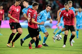 多米体育APP下载-集结日阿贾克斯刷新队史纪录——荷甲节点到来，球迷炸锅，控场能力受关注(冬日阿贾克斯高清图片)