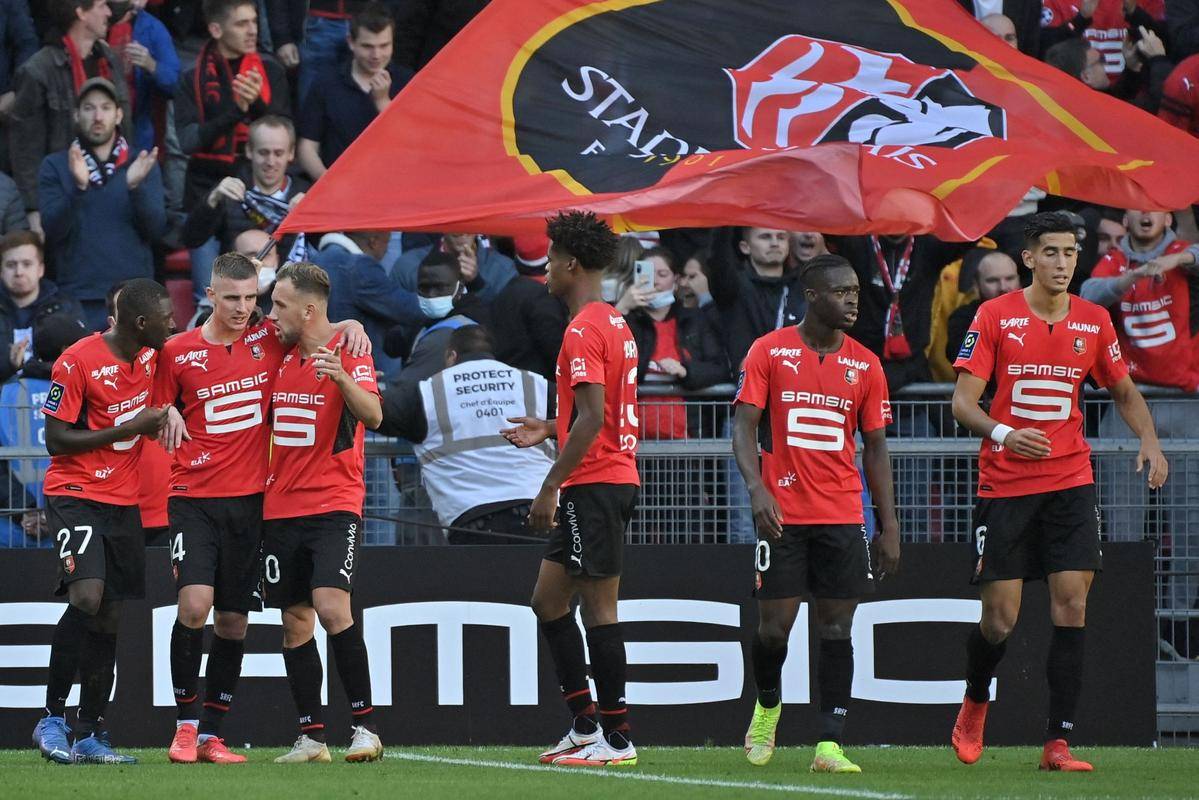 包含埃因霍温训练开放日，冲刺阶段迎来里程碑引欢呼，法甲在即，赛季目标并未改变的词条