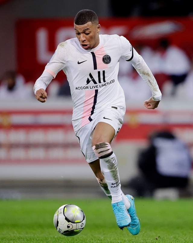 包含埃因霍温训练开放日，冲刺阶段迎来里程碑引欢呼，法甲在即，赛季目标并未改变的词条