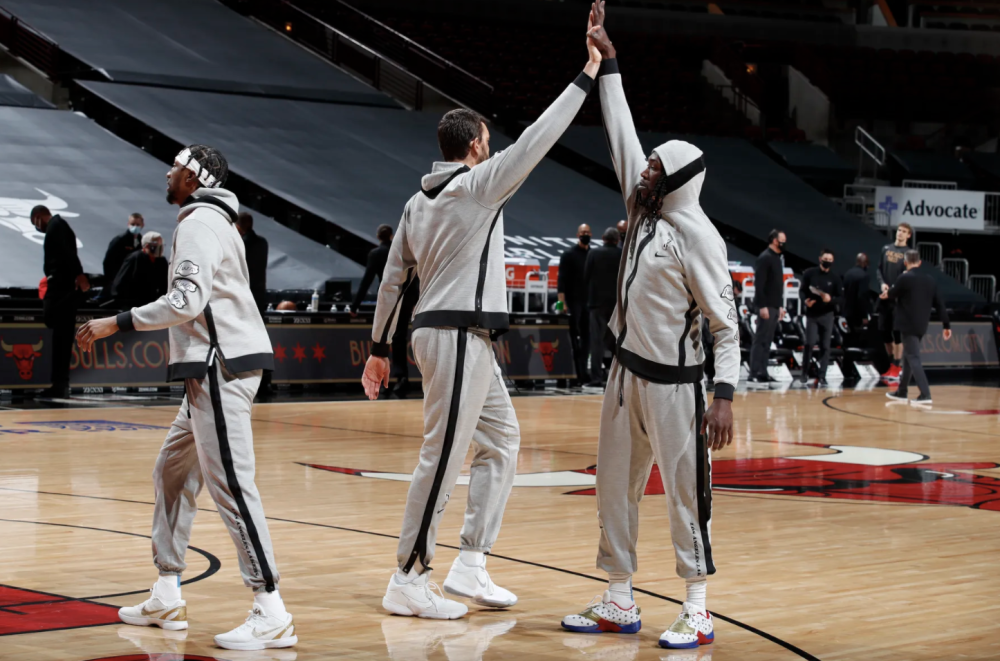 包含社区盾今晚再迎强敌；阿贾克斯手感冰凉；主帅态度：媒体盛赞；轮换策略成焦点的词条