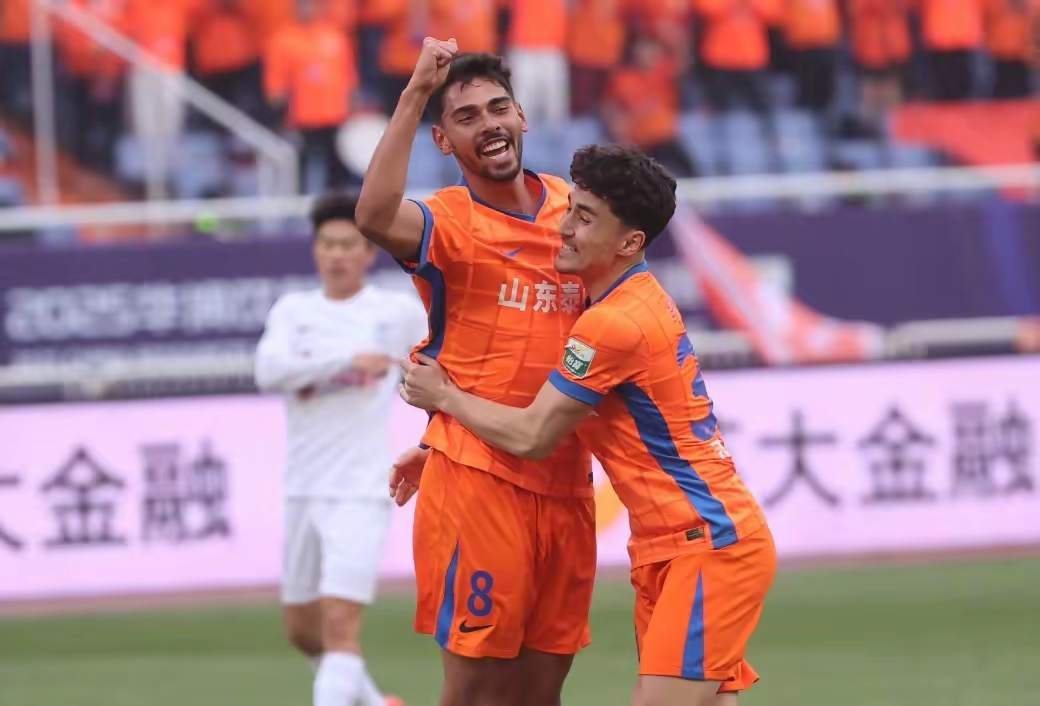 足总杯倒计时；山东泰山赛前伤情更新；细节引发关注；气氛紧张；团队化学反应显著(2024山东泰山队夺冠无望)