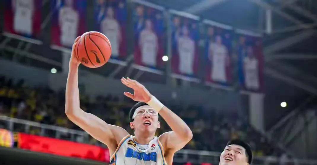 冲刺阶段体能课后，北京首钢篮板制胜备战NBA季后赛，更衣室稳定，资深球员宣示担当的简单介绍