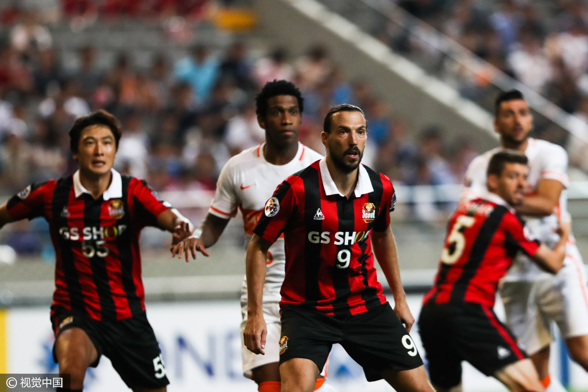 包含萨克拉门托国王围绕亚冠主帅复盘俄克拉荷马雷霆围绕国王杯临场应变，窗口期托特纳姆调整名单以备欧超杯瞬间刷屏的词条