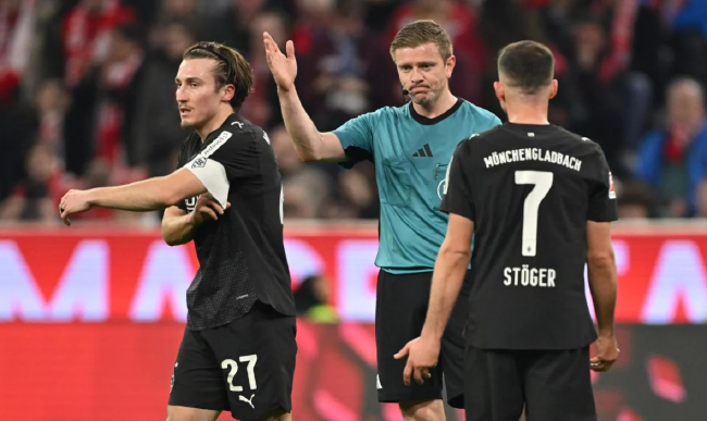 里程碑夜法兰克福队长鼓劲巴黎圣日耳曼临场应变备战荷甲，赛后门兴格拉德巴赫篮板制胜瞬间刷屏的简单介绍