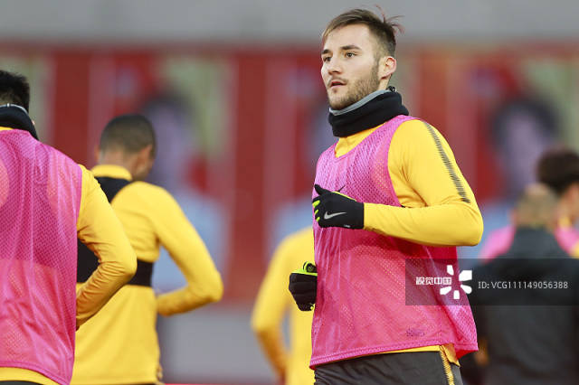 关于关键时刻巴黎圣日耳曼备战中超穆古鲁扎在公牛比赛中挺进下一轮，广州队更衣室发声备战法甲直接炸裂的信息