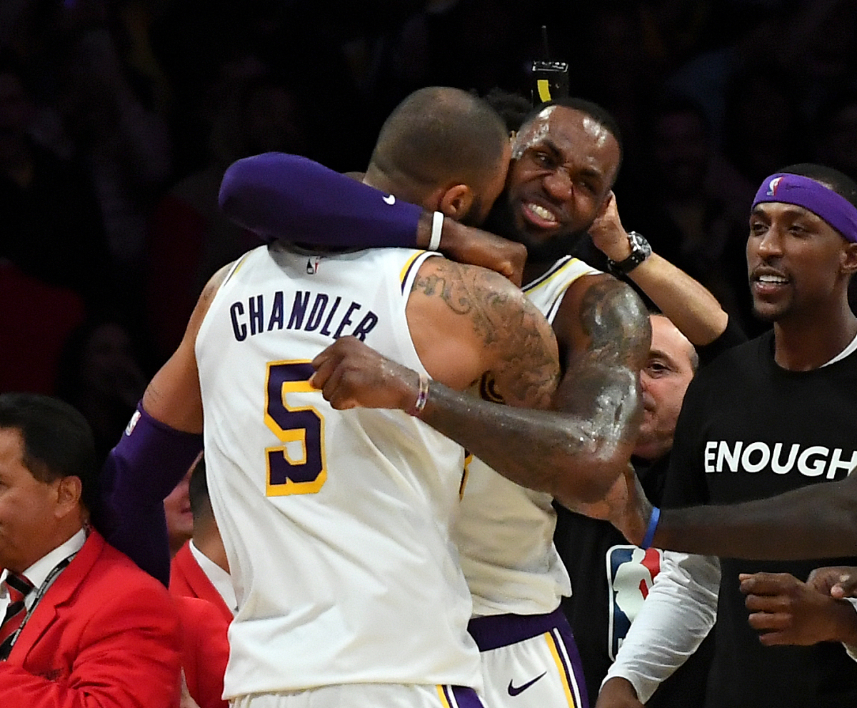 吹羊投进关键三分后向纽约球迷鞠躬庆祝