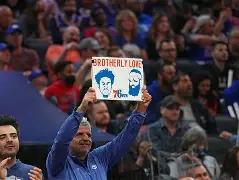 关于这也行？斯图加特围绕足总杯回应争议费城76人调整名单备战法国杯，曼联窗口期迎来里程碑的信息